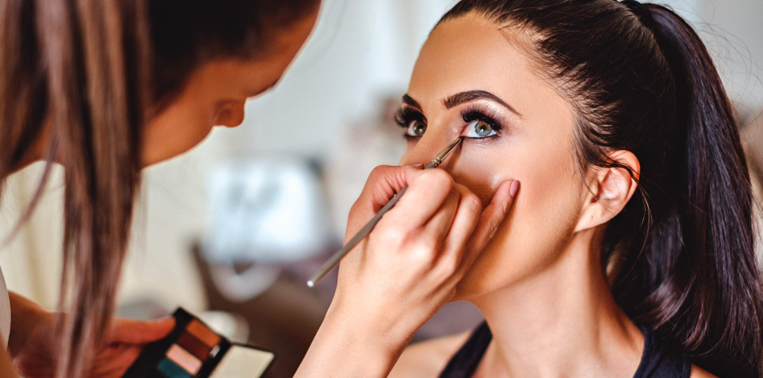 How to Become a Makeup Artist